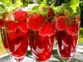 Tre glas med röd midsommar drink fyllda med jordgubbar och mynta. Bubbligt och uppfriskande.