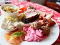 En tallrik med julbordsfavoriter: sill, köttbullar, prinskorv, ägg, rom och skinka. En perfekt checklista för julbordet!