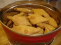 En burk fylld med gyllene sirapssnittar, redo att avnjutas. Ett perfekt recept för hembakade godsaker.
