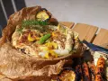 En saftig fiskpaket på grillen med citron, sparris och dill. Serveras med grillade grönsaker.