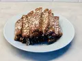En tallrik med chokladsnittar, toppade med pärlsocker. Perfekt för ett enkelt chokladsnittar recept.