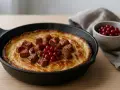 Kolbulle recept: Pannkaka i gjutjärnspanna med stekt fläsk och lingon. En klassisk svensk rätt.