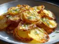 Krispiga potatis i ugn, toppade med flingsalt och färsk dill. Enkel men utsökt rätt.