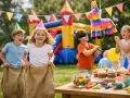 Barn gläds åt säckhoppning och piñata-lek, perfekta aktiviteter för att hitta på med barn. En färgsprakande födelsedagsfest utomhus.