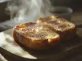 Två gyllene fattiga riddare ångar på en träbricka, redo att avnjutas.