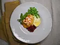 Havets wallenbergare med räkor, potatismos, ärtor, lingon och citron. En läcker rätt som smakar sommar.