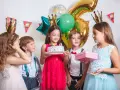 Barn med kronor firar födelsedag med tårta och presenter. Perfekt för barnkalas lekar 6 år.