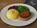En klassisk Wallenbergare med potatismos, lingon och gröna ärtor. Ett utsökt recept för en svensk klassiker.