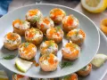 Små krustader med en krämig fyllning toppad med rom och dill. En festlig aptitretare med härlig krustader fyllning.