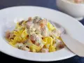 Krämig lax pasta med dill på en vit tallrik. En härlig rätt som passar perfekt för en mysig middag.
