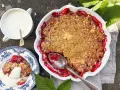 En härlig hallonpaj med krispigt täcke, serverad med vaniljsås. Ett perfekt hallonpaj recept för sommaren.