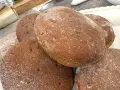 Färska rågkakor, perfekta för ett enkelt rågkakor recept. Pudrade med mjöl, redo att avnjutas.