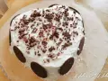 Hjärtformad tårta med vispgrädde och chokladströssel. Ett perfekt tårta recept för alla tillfällen.