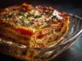 En saftig vegetarisk lasagne med lager av pasta, tomatsås och ost, toppad med färska örter.