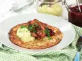 Raggmunk i ugn serveras med lingonsylt och äppelmos. En klassisk svensk rätt som doftar ljuvligt.