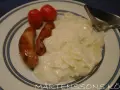 Tallrik med stuvad vitkål, två korvar och körsbärstomater. En klassisk svensk husmanskosträtt.