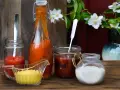 Flera läckra såser till grillat: ketchup, senap, chilisås och en krämig vit sås. Perfekt för sommarens middagar!
