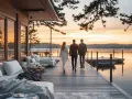Par går hand i hand på en brygga vid en sjö i solnedgången. En idyllisk scen som visar några av Sveriges unika hotell.