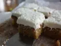 Små bitar av kokoskaka med vit frosting, perfekta saker att baka för fikat.