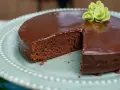 En saftig chokladkaka med blank glasyr, perfekt för ett sachertårta recept. Garnerad med gröna marsipanrosor.
