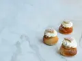 Tre fluffiga semlor med grädde och mandelmassa, pudrade med florsocker. Ett perfekt semlor recept för fika.