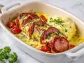 En saftig falukorv i ugn, gratinerad med ost och serverad med krämigt potatismos och körsbärstomater. En klassisk svensk rätt som värmer själen.