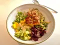 En färgstark bowl med lax, quinoa, edamamebönor, mango, avokado och rödbetor. Perfekt för en snabb middag.