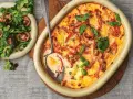 En krämig kasslergratäng med ost och örter, serverad med en fräsch sallad. Ett perfekt kassler recept för middagen.