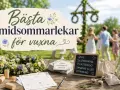 Bästa midsommarlekar för vuxna. En krans, spelkort och en liten svarta tavla med aktiviteter som quiz och utmaningar. I bakgrunden dansar folk runt en midsommarstång.