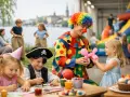 En clown med färgglad peruk gör ballongdjur till barn på en fest. En pirat och en flicka med partyhatt pysslar vid ett bord. En rolig aktivitet med barn.