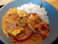 Halloumi stroganoff med ris. Krämig sås med halloumi, paprika och lök.