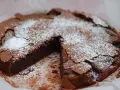 En saftig kladdkaka med pudersocker, perfekt för alla som älskar choklad. Detta kladdkaka recept är en klassiker.