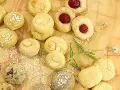 En härlig samling sju sorters kakor recept, pudrade med florsocker. Några med mandel, andra med sylt och några med strössel.