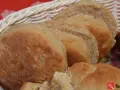 Nybakade grahamsbullar i en korg, perfekta för frukost eller fika. Ett enkelt grahamsbullar recept för hembakat bröd.