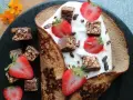 En vikad pannkaka fylld med yoghurt, jordgubbar och chokladbitar. En härlig frukost med nyttiga pannkakor som bas.