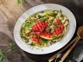 Grillad vattenmelon med fetaost, fänkål och pistagenötter. Enkel sommarmat som är både fräsch och mättande.