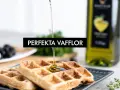 Perfekta våfflor med sirap som ringlas över. En flaska olja och frukt i bakgrunden. Ett enkelt våffelmix recept för alla.