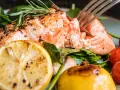 En saftig laxfilé med citron, tomater och rosmarin. Ett perfekt lax recept för en härlig middag.