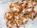 En hög med nybakade bullar med mandelmassa, toppade med pärlsocker. Perfekt för fikat!