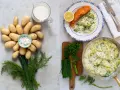 En härlig bild som visar ingredienser och färdig dillstuvad potatis med lax.