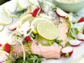 En vacker bit inkokt lax serverad med citronskivor, rädisor, fänkål och dill. En fräsch och somrig rätt.