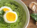 En krämig spenatsoppa med ägg och persilja, perfekt för ett snabbt och näringsrikt spenatsoppa recept.