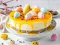 En vacker cheesecake påsk med gul glasyr och dekorerade påskägg. Perfekt för påskfirandet!