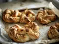 Nybakade bullar med kardemumma, redo att avnjutas. Ett perfekt bullar recept för fika.