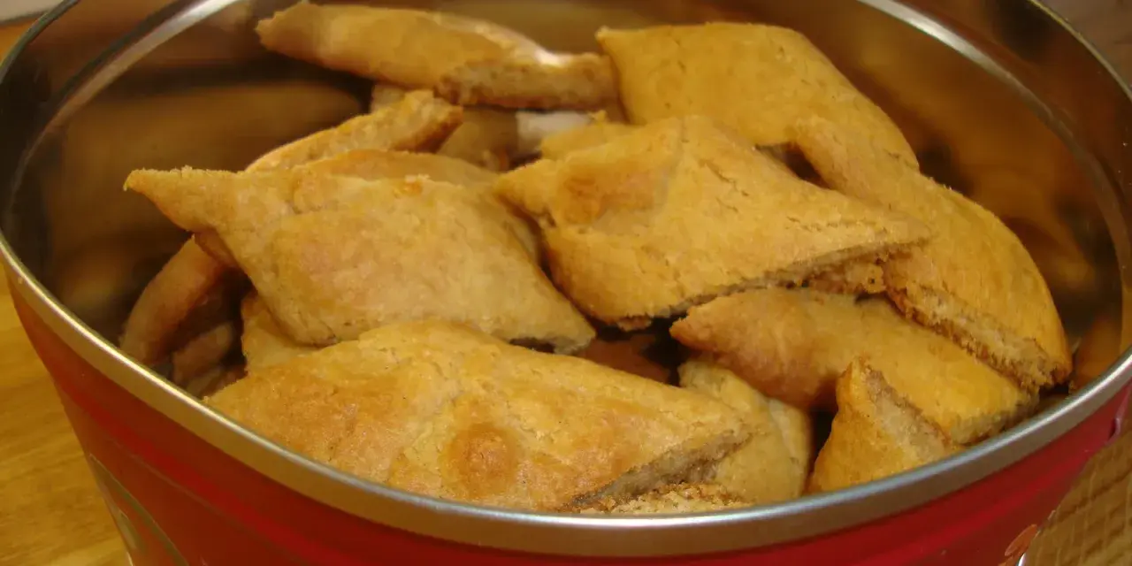 En burk fylld med gyllene sirapssnittar, redo att avnjutas. Ett perfekt recept för hembakade godsaker.