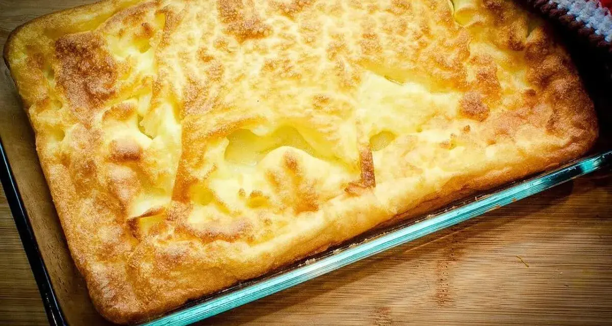 En gyllene, fluffig ugnspannkaka i en glasform, redo att serveras. Ett perfekt ugnspannkaka recept för en mysig fika.