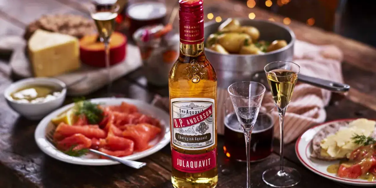 Julbord med lax, ost och O.P. Anderson Julaquavit. Perfekt för en jul snapsvisa!