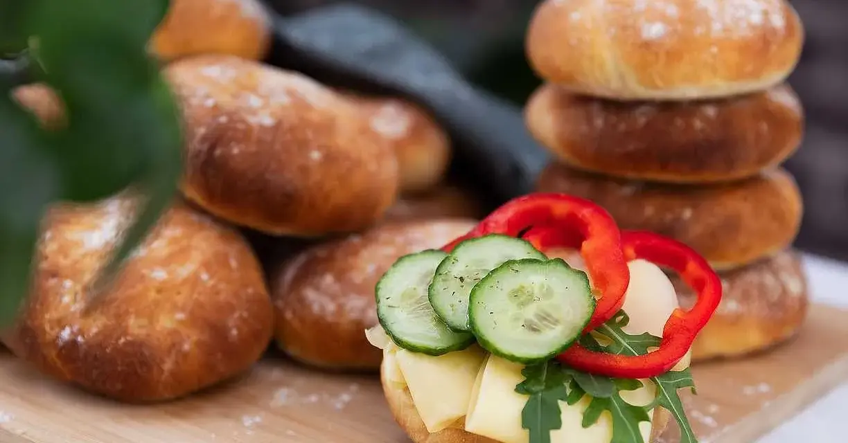 Nybakade tekakor, perfekta för ett enkelt och gott mellanmål. Ett recept att prova!