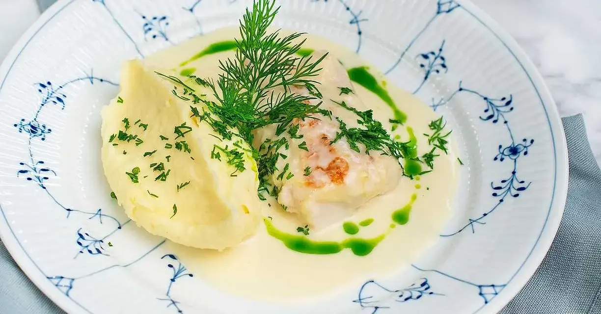 Ugnsbakad torskrygg med krämig sås, potatismos och dill. En klassisk svensk rätt som smakar ljuvligt.