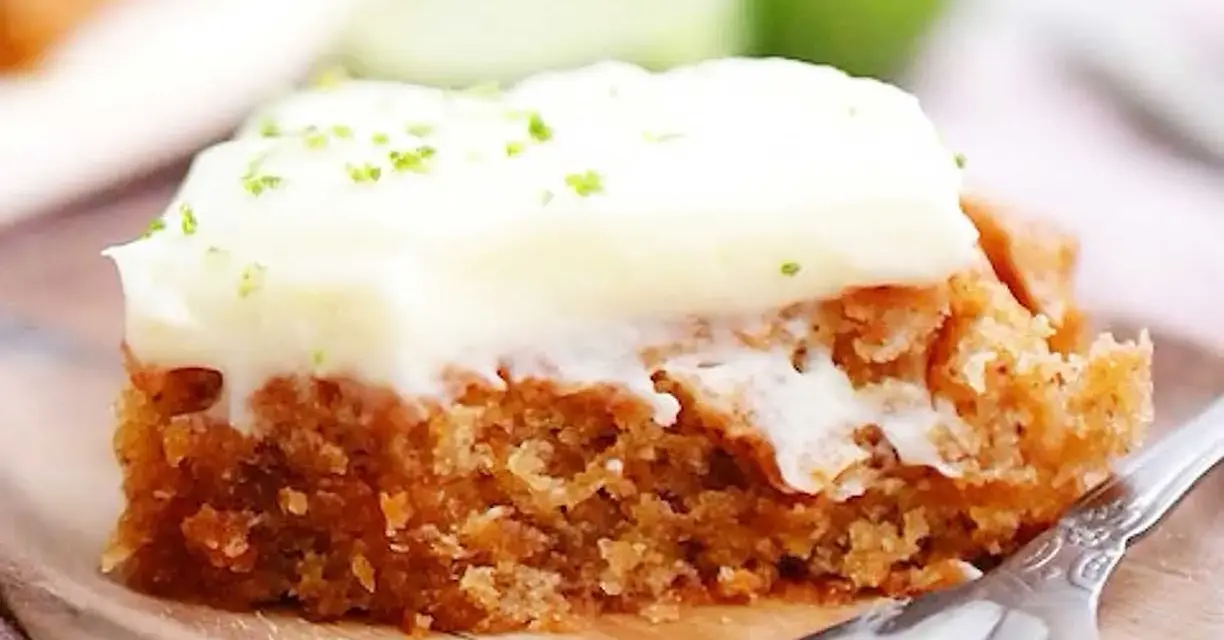 En saftig bit vegansk morotskaka med krämig frosting och rivet limeskal. Perfekt för fika!